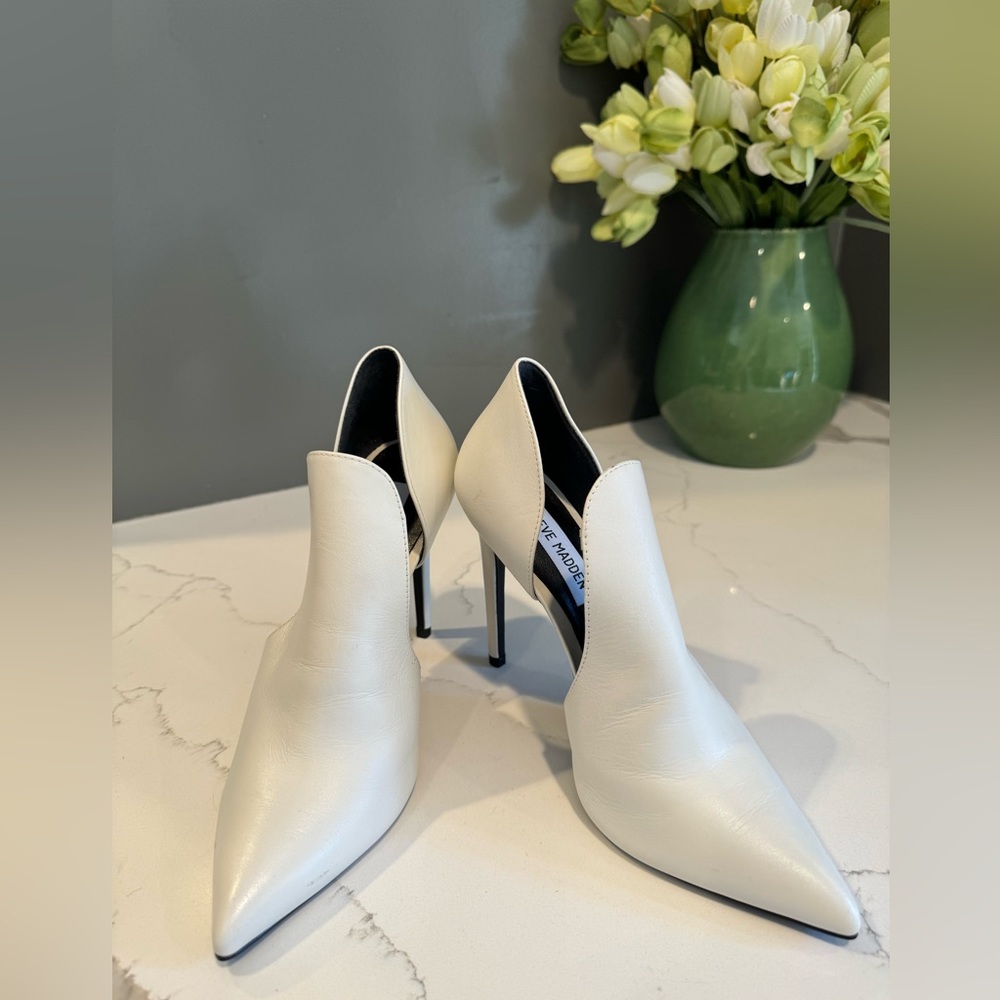 Steve Madden Dolly White Bootie. Size 7.5